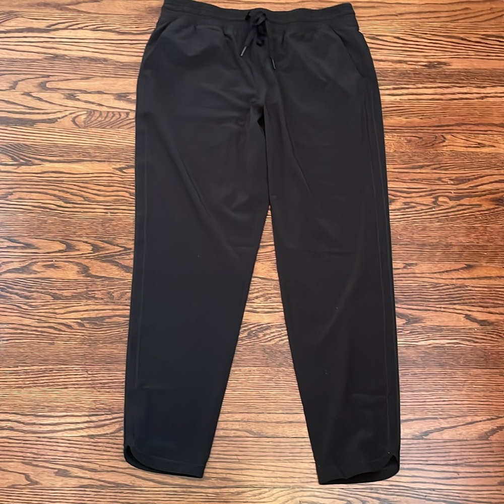 NWOT Women’s Gapfit lightweight pants black size M.86% poly,14% spandex/elastane